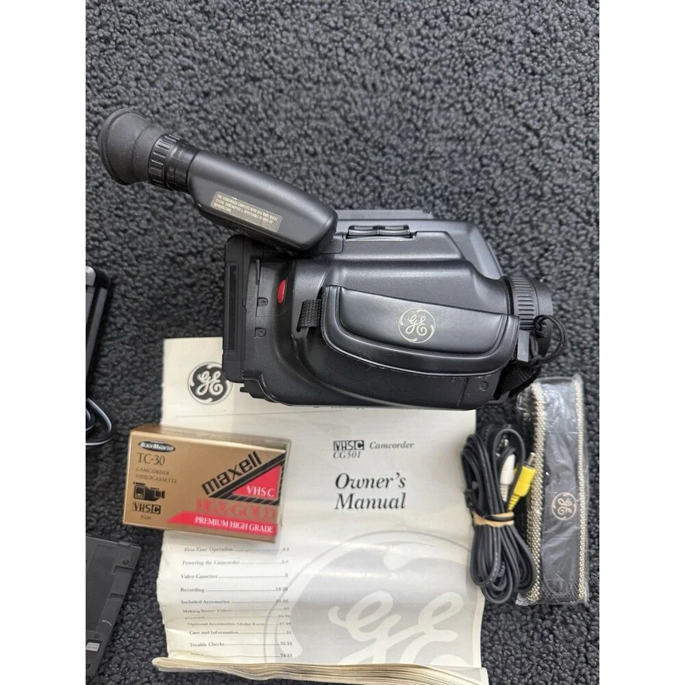 GE Vintage Video Movie Camcorder CG501 8X Zoom w/ battery, cords, tape TESTED